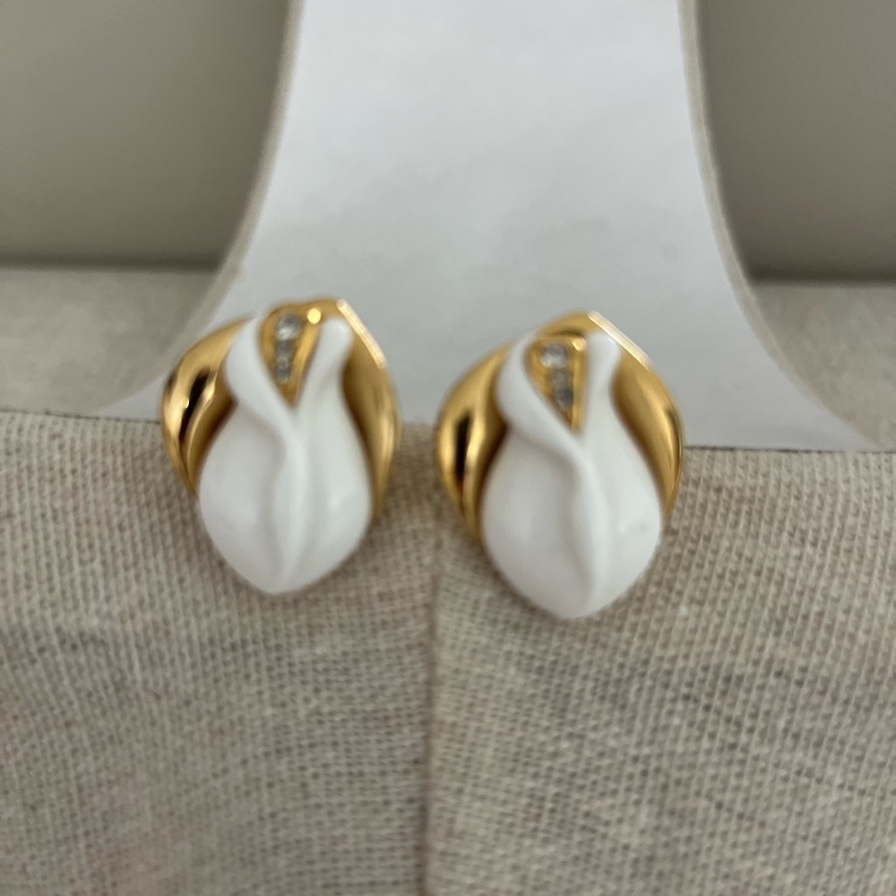 Vtg KJL Kenneth Jay Lane For Avon White Rose Bud Crystal Earrings